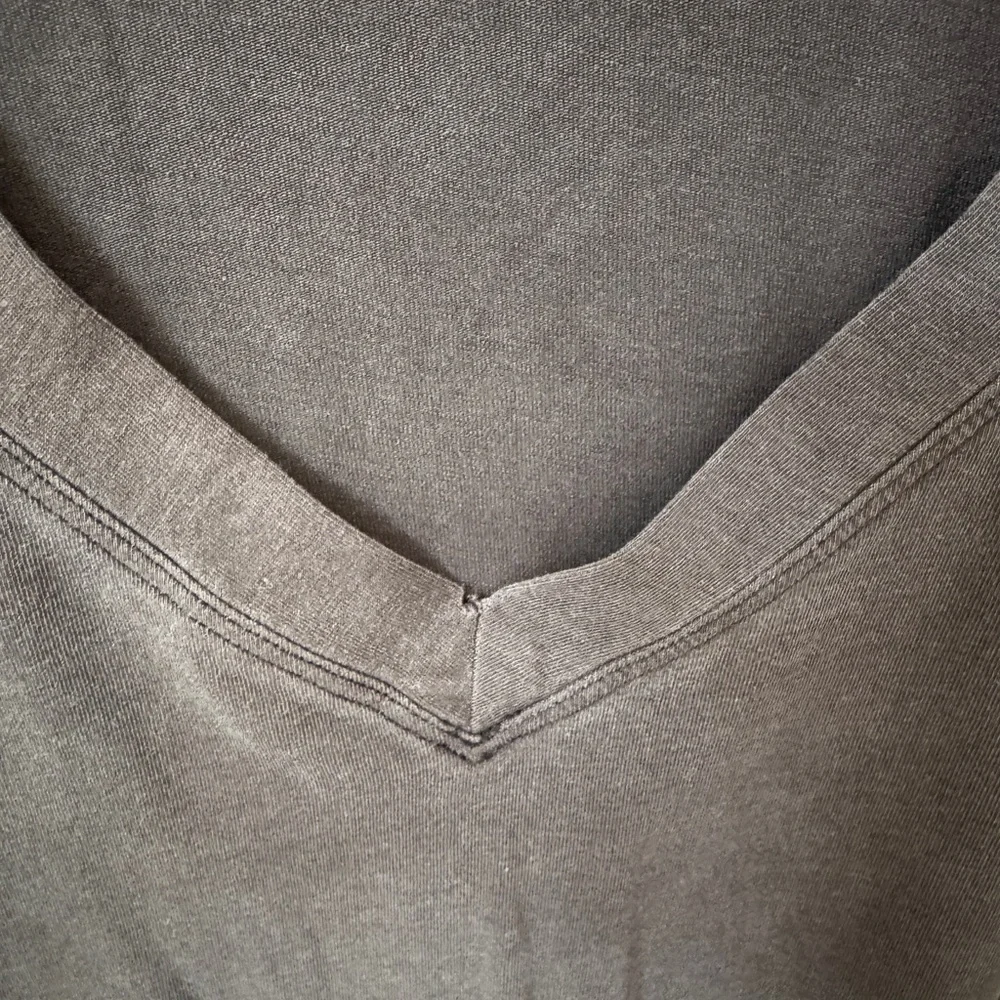 lululemon athletica black love V-Neck Tee - Picture 2 of 4